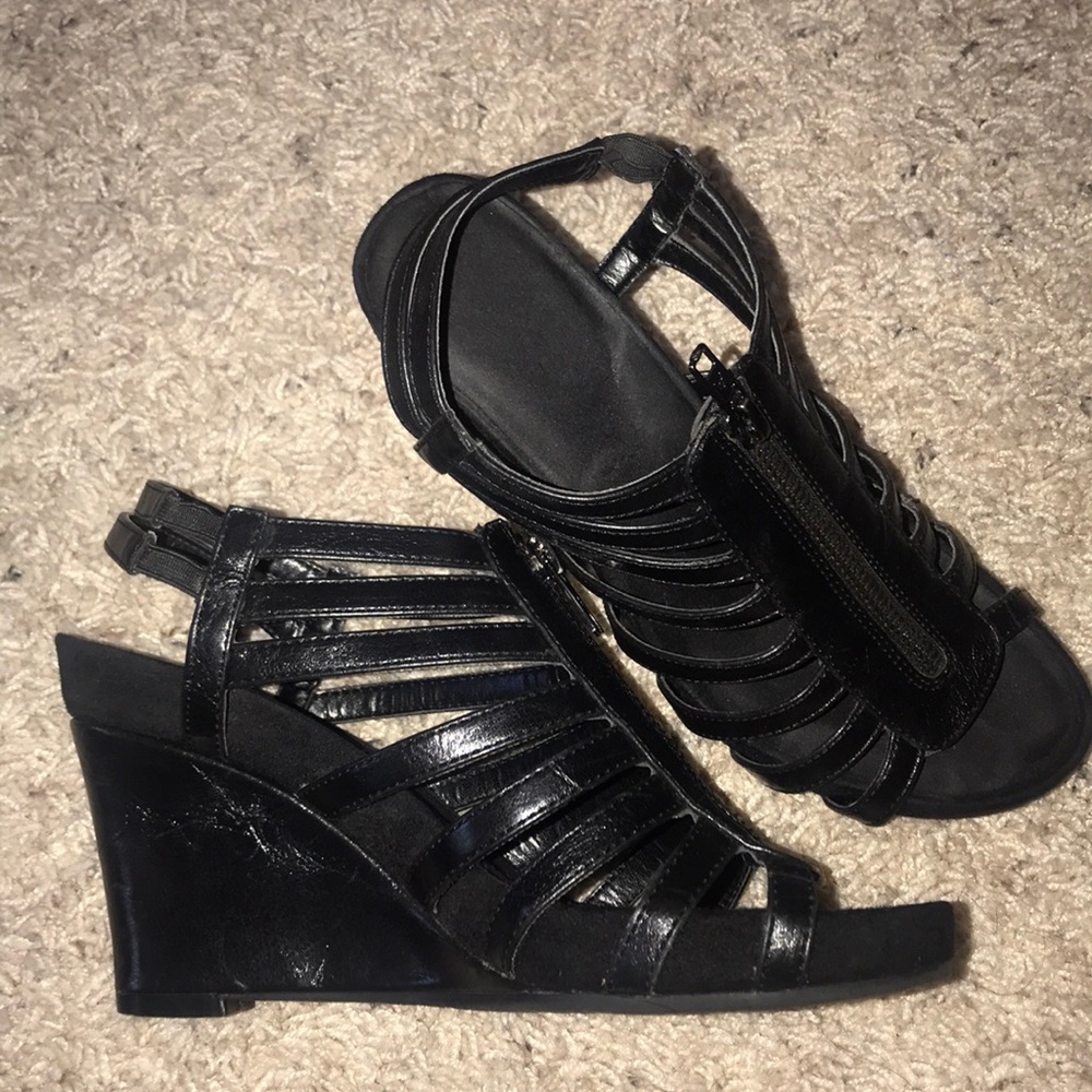Black wedges